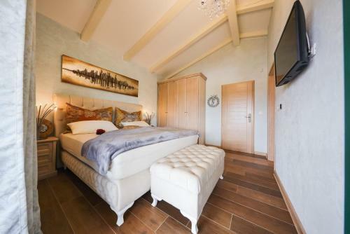 Villa Jakob With Pool And Sauna