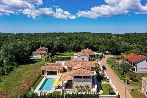 Villa Jakob With Pool And Sauna