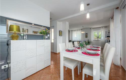 Three-bedroom Holiday Home In Krsan