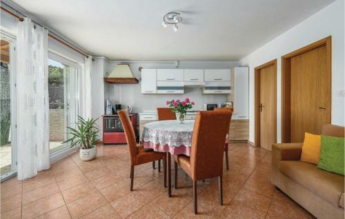 Three-bedroom Holiday Home In Krsan