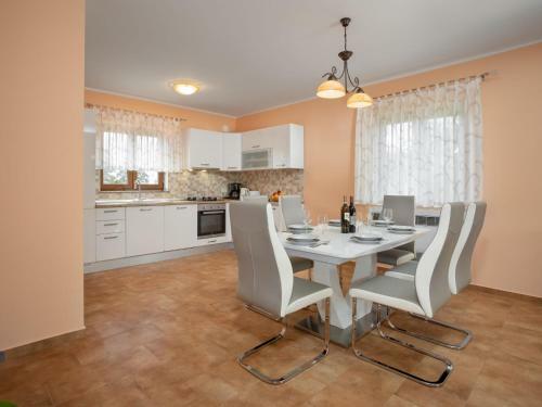 Holiday Home Dori - Lbn394