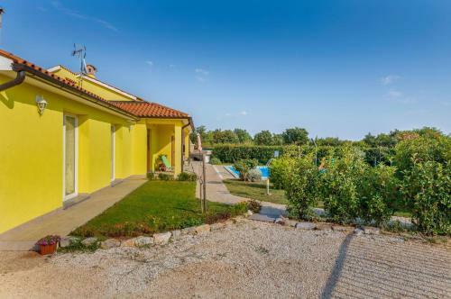 Delightful Villa With Pool For 6 Persons