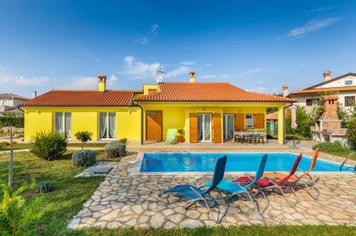 Delightful Villa With Pool For 6 Persons