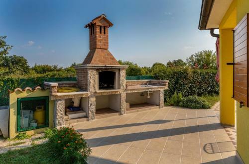 Delightful Villa With Pool For 6 Persons