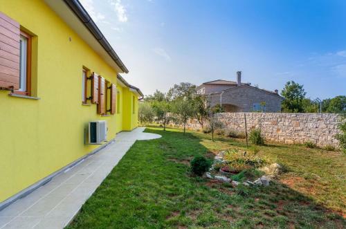 Delightful Villa With Pool For 6 Persons