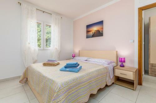 Delightful Villa With Pool For 6 Persons