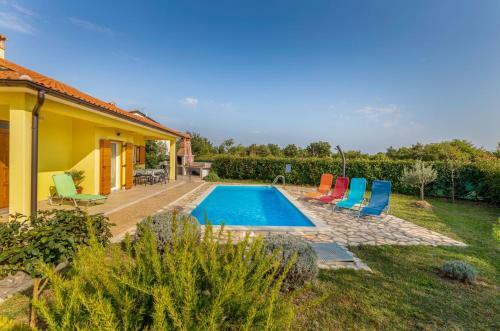 Delightful Villa With Pool For 6 Persons