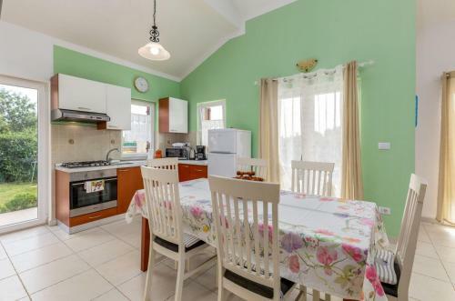Delightful Villa With Pool For 6 Persons