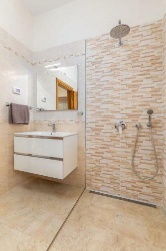 Delightful Villa With Pool For 6 Persons