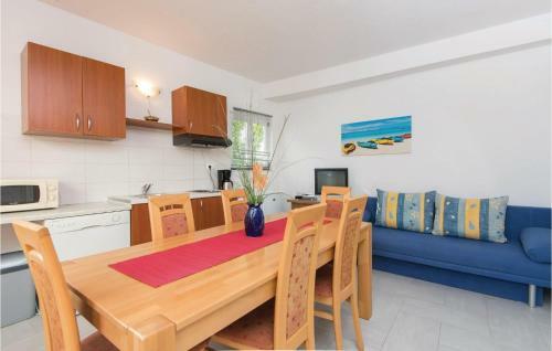 Two-bedroom Apartment In Kuciste-perna