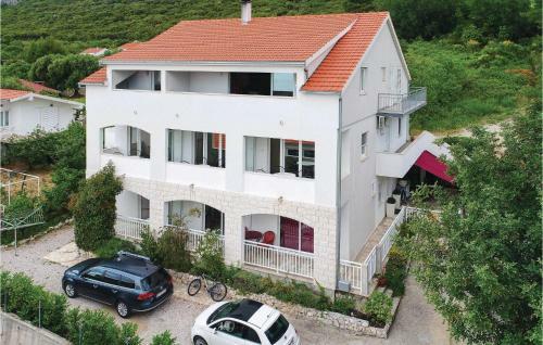 Two-bedroom Apartment In Kuciste-perna