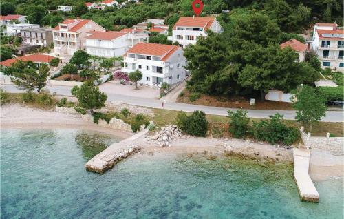 Two-bedroom Apartment In Kuciste-perna