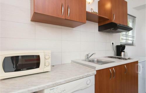 Two-bedroom Apartment In Kuciste-perna