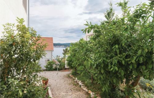 Two-bedroom Apartment In Kuciste-perna
