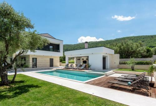 Luxurious Villa Laurea