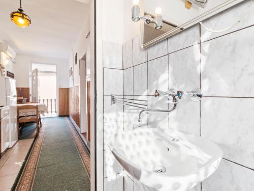 Decent Apartment In Li?njan With Balcony