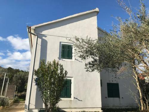 Charming 3-bedroom House In Lukoran