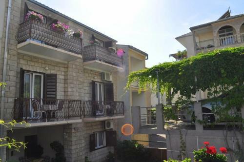 Hostal App & Rooms Ljuba - 130m From Sea