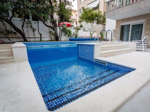 Blissful Apartment In Makarska With Swimming Pool