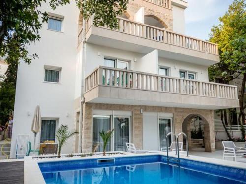 Blissful Apartment In Makarska With Swimming Pool