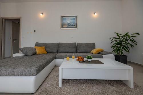 Apartment With Big And Free Private Parking