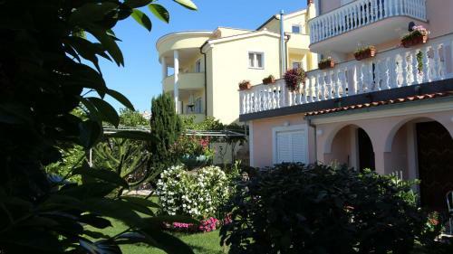 Hostal Apartments Ravli? Ana