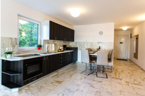Hostal Apartments Adria