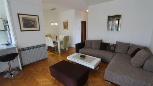 Hostal Apartments John
