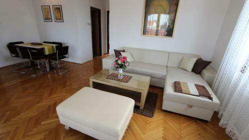 Hostal Apartments John