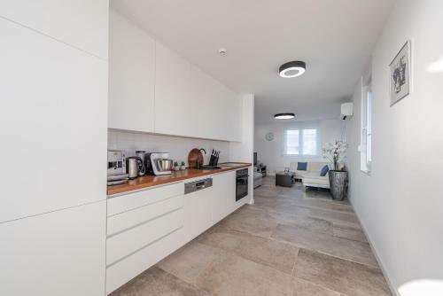 Bekina, Stylish Rooftop Pool Apartment