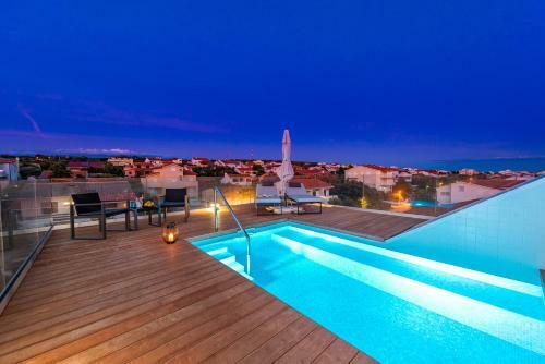 Bekina, Stylish Rooftop Pool Apartment