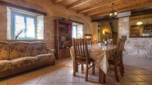 Hostal Charming Country Villa Palentar With A Pool