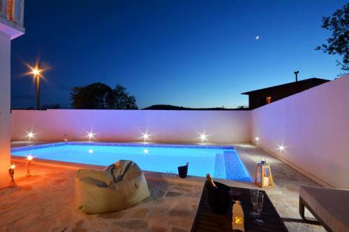 Apartment Zeljko - With Pool