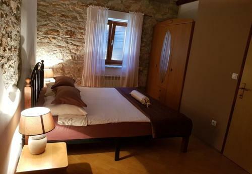 Hostal Apartments Rooms Perstel - Parking