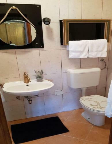 Hostal Apartments Rooms Perstel - Parking