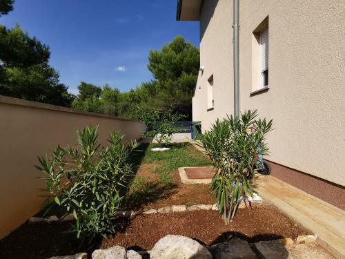 Apartment Dundo In Quiet Green Area