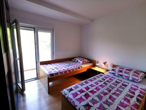 Apartment Dundo In Quiet Green Area