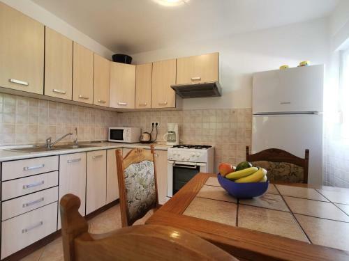 Apartment Dundo In Quiet Green Area