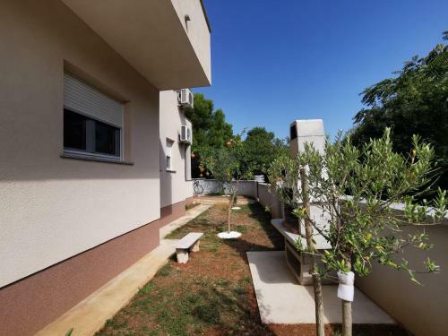 Apartment Dundo In Quiet Green Area