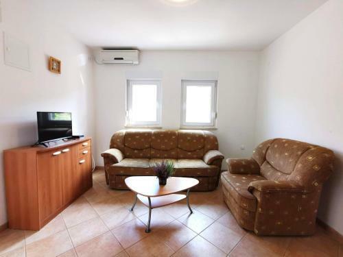 Apartment Dundo In Quiet Green Area