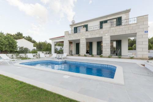 Family Villa Makarac
