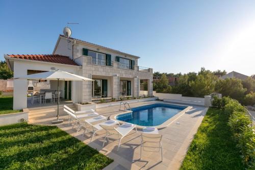 Osibova Villa Sleeps 8 Pool Wifi