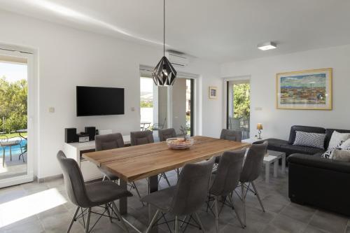 Osibova Villa Sleeps 8 Pool Wifi