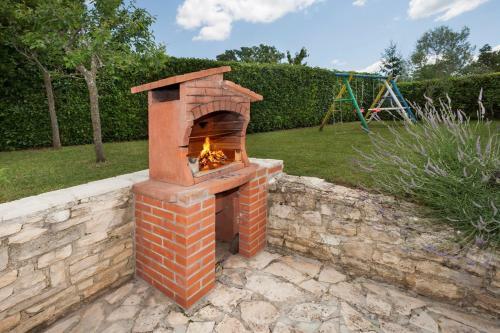 Holiday Home Ecio , S Velikim Vrtom, Potpuno Ogra?ena,