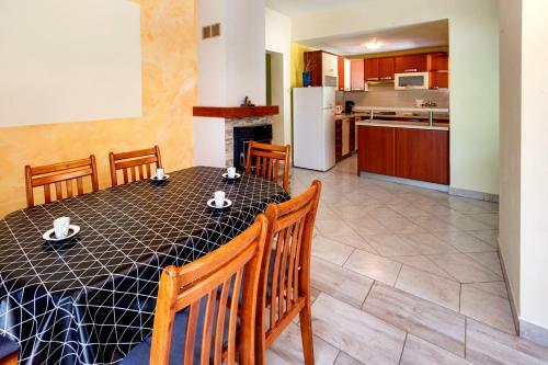 Holiday Home Ecio , S Velikim Vrtom, Potpuno Ogra?ena,