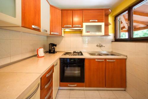 Holiday Home Ecio , S Velikim Vrtom, Potpuno Ogra?ena,