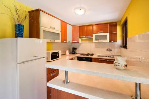 Holiday Home Ecio , S Velikim Vrtom, Potpuno Ogra?ena,