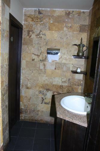 Queen Ayola Hotel
