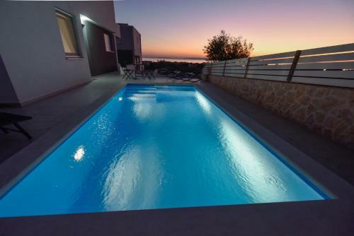Funtastic C Apartment With Private Pool