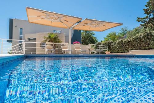 Apartments Tomo - With Pool